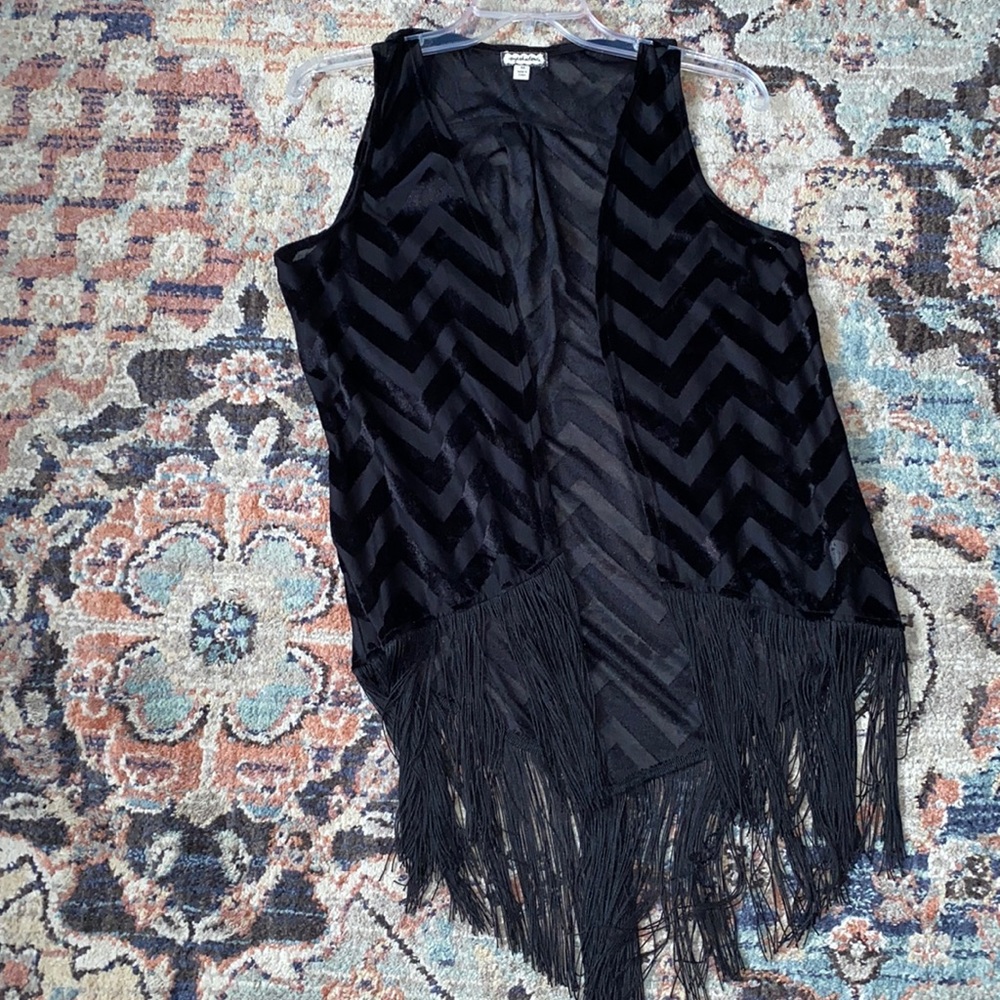 Adorable black shirt!